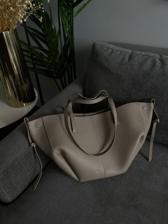 Women’s Spacious Shoulder Tote Bag with Secure Closure for Travel and Shopping