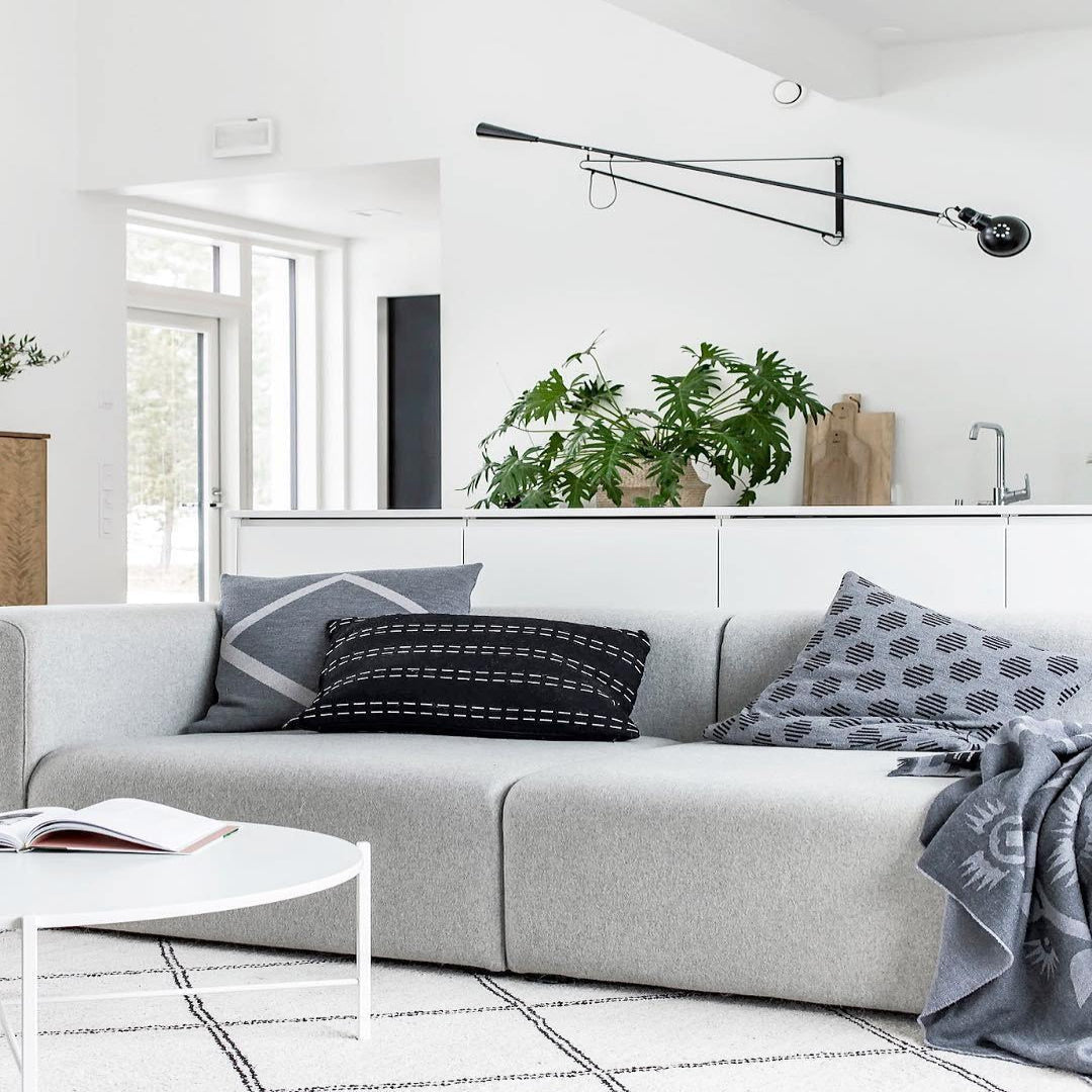 Versatile Wall-Mounted Lamp with Flexible Arm and Weight Balance