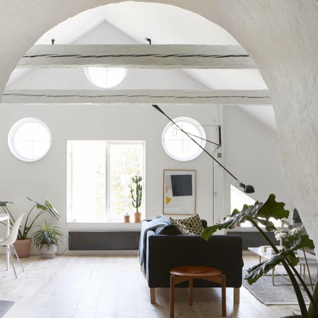 Versatile Wall-Mounted Lamp with Flexible Arm and Weight Balance