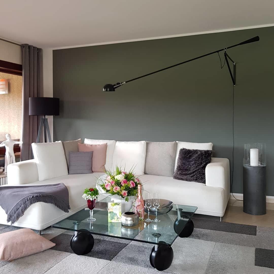 Versatile Wall-Mounted Lamp with Flexible Arm and Weight Balance