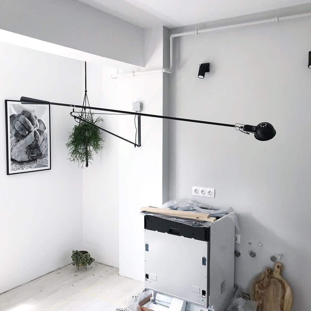 Versatile Wall-Mounted Lamp with Flexible Arm and Weight Balance