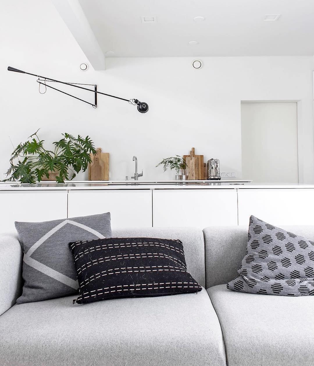 Versatile Wall-Mounted Lamp with Flexible Arm and Weight Balance