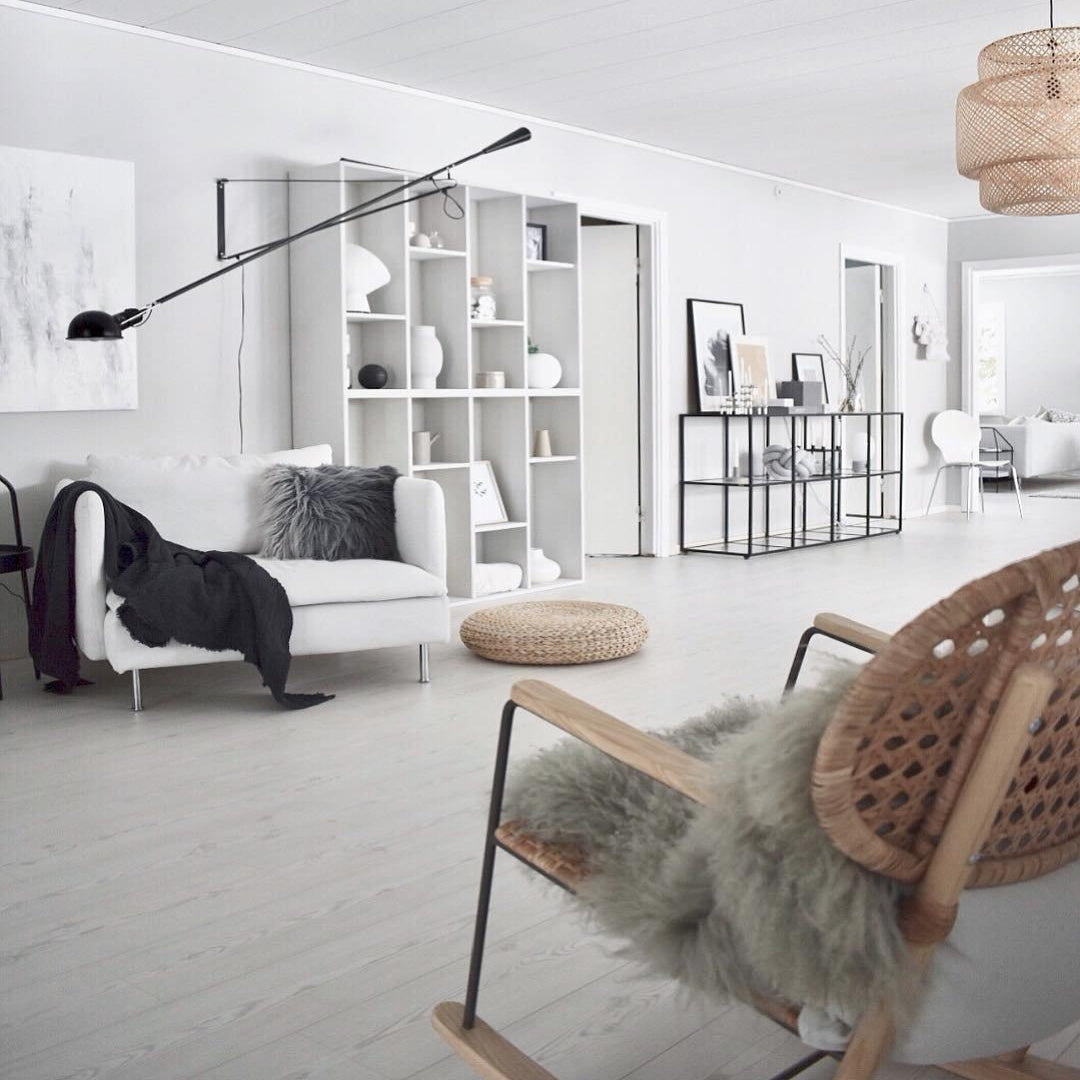 Versatile Wall-Mounted Lamp with Flexible Arm and Weight Balance