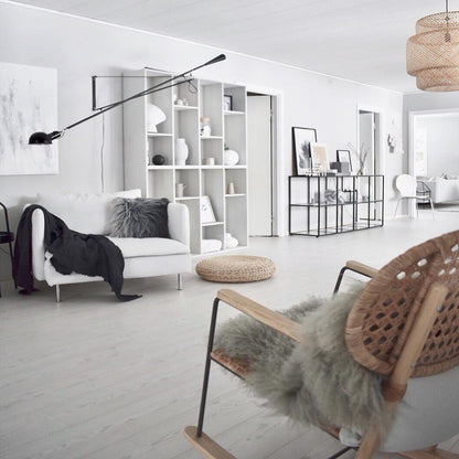 Versatile Wall-Mounted Lamp with Flexible Arm and Weight Balance
