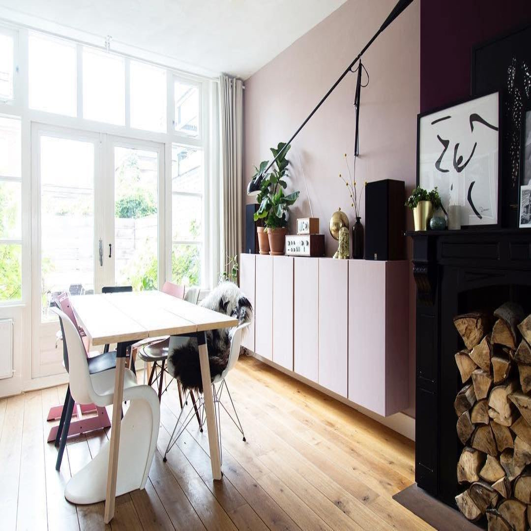 Versatile Wall-Mounted Lamp with Flexible Arm and Weight Balance