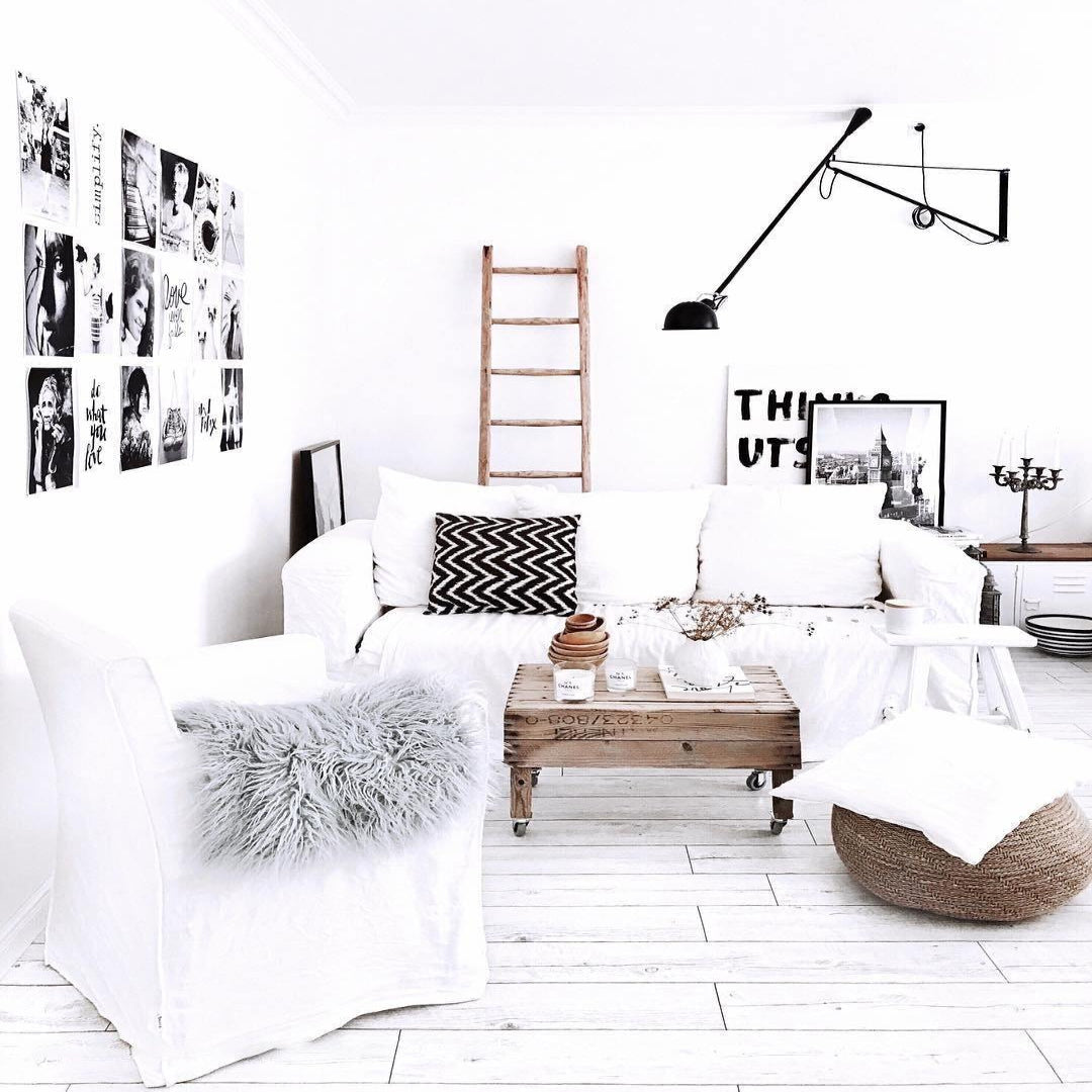 Versatile Wall-Mounted Lamp with Flexible Arm and Weight Balance