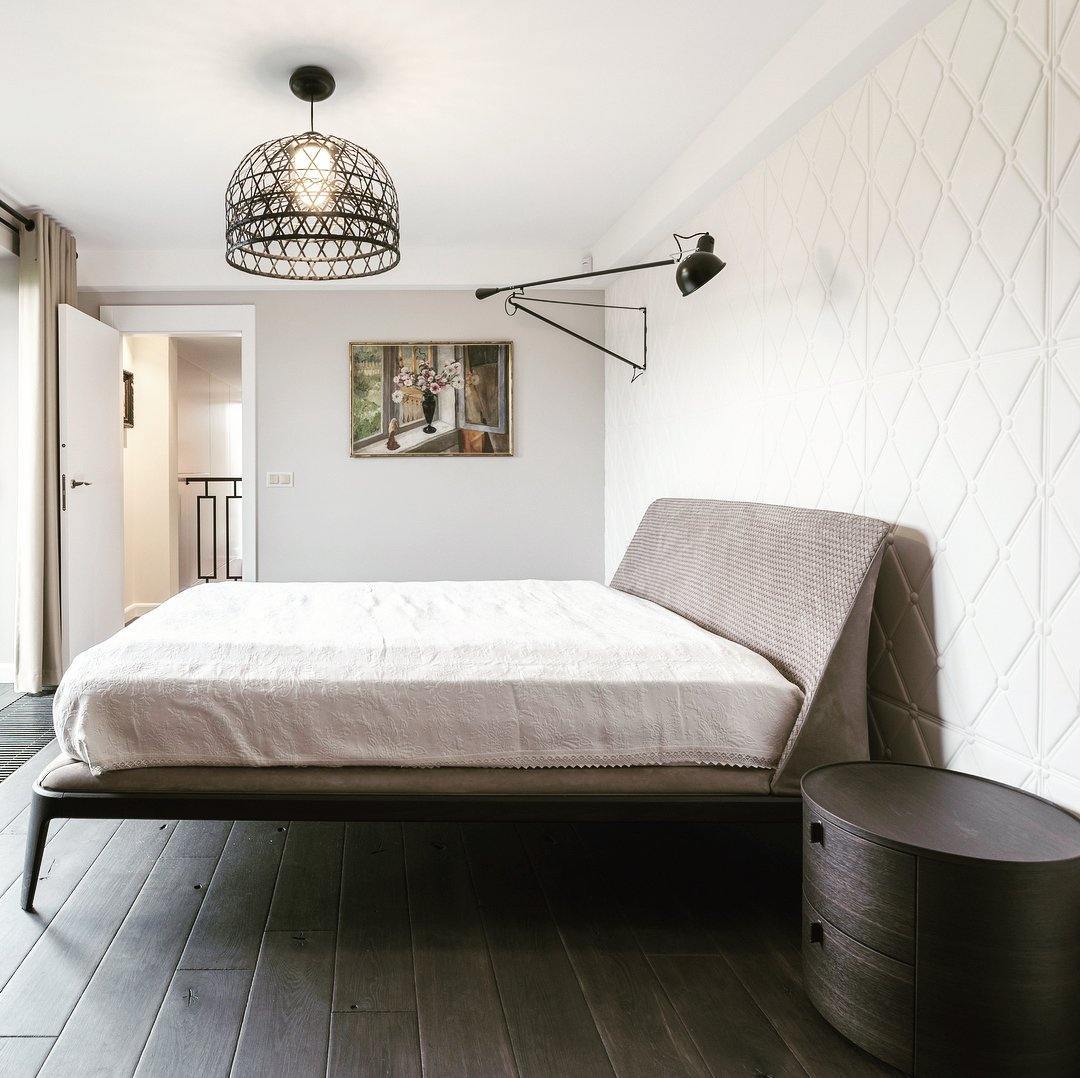 Versatile Wall-Mounted Lamp with Flexible Arm and Weight Balance