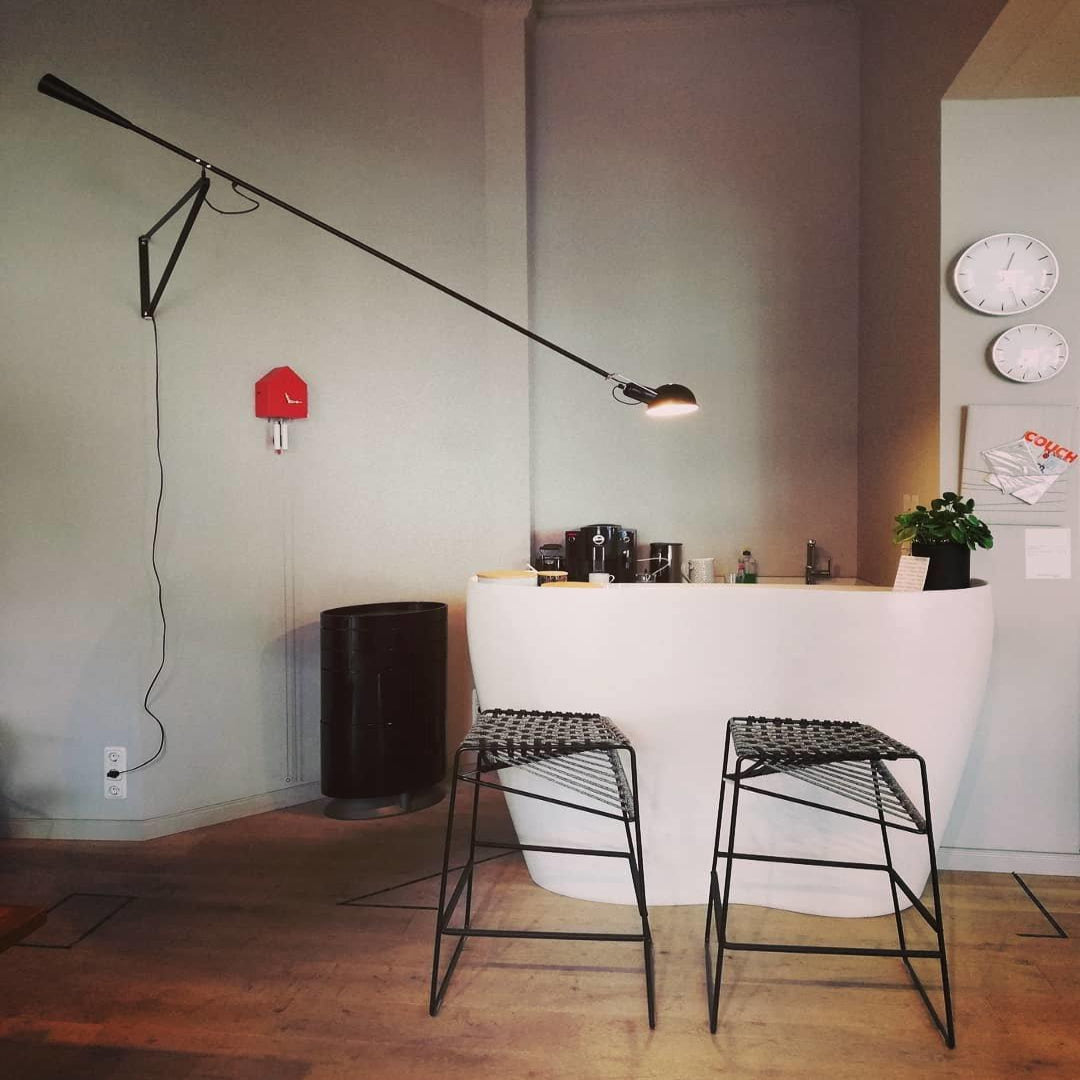 Versatile Wall-Mounted Lamp with Flexible Arm and Weight Balance