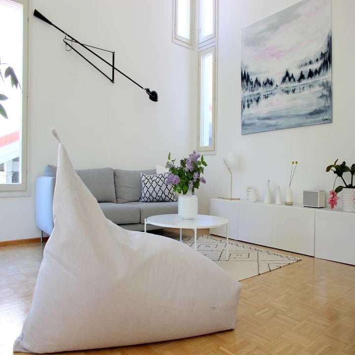 Versatile Wall-Mounted Lamp with Flexible Arm and Weight Balance
