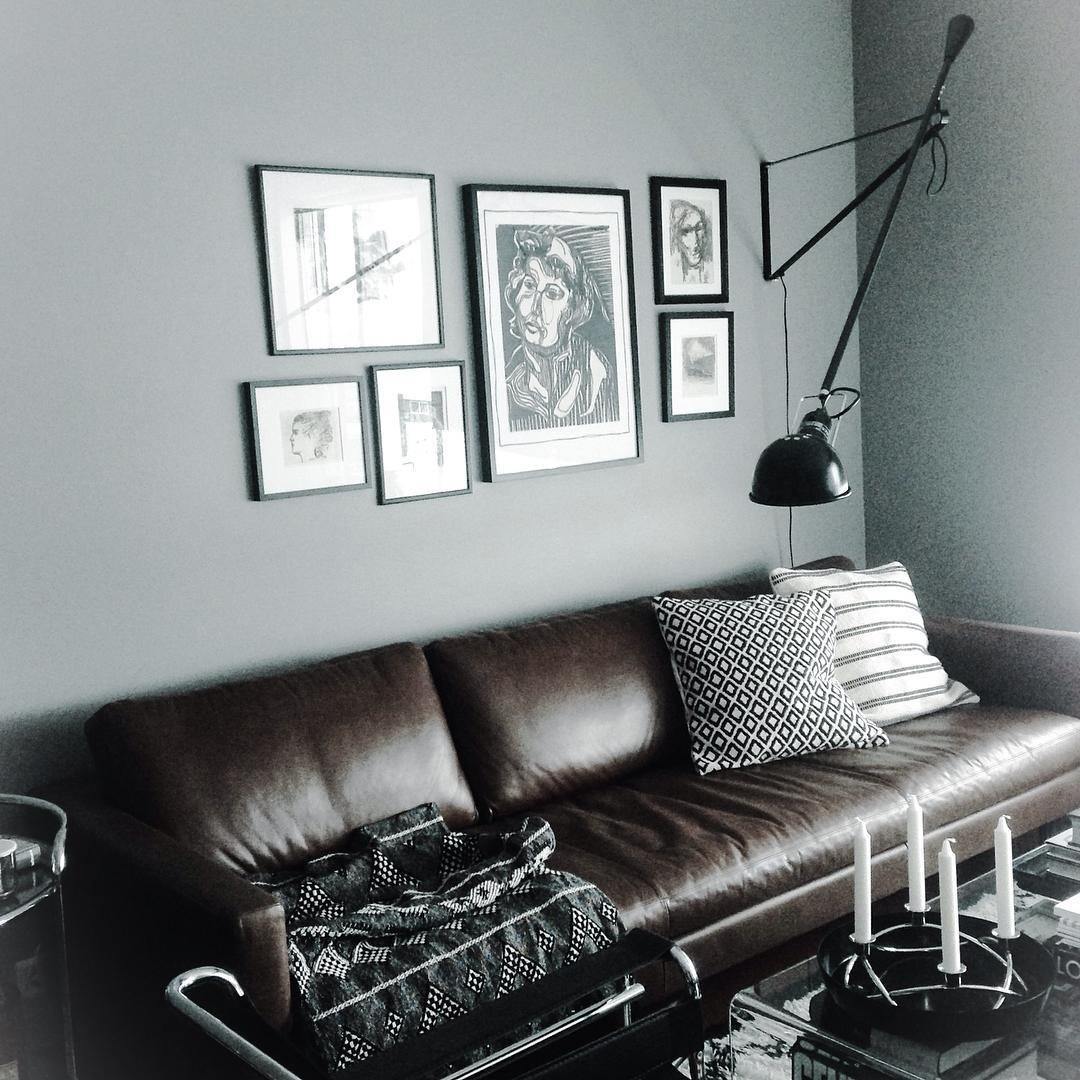 Versatile Wall-Mounted Lamp with Flexible Arm and Weight Balance