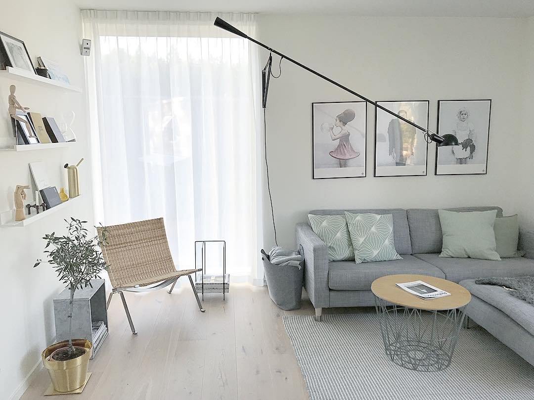 Versatile Wall-Mounted Lamp with Flexible Arm and Weight Balance