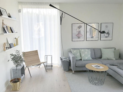 Versatile Wall-Mounted Lamp with Flexible Arm and Weight Balance