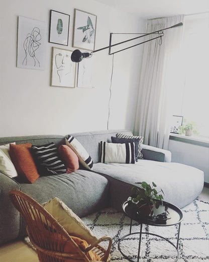 Versatile Wall-Mounted Lamp with Flexible Arm and Weight Balance