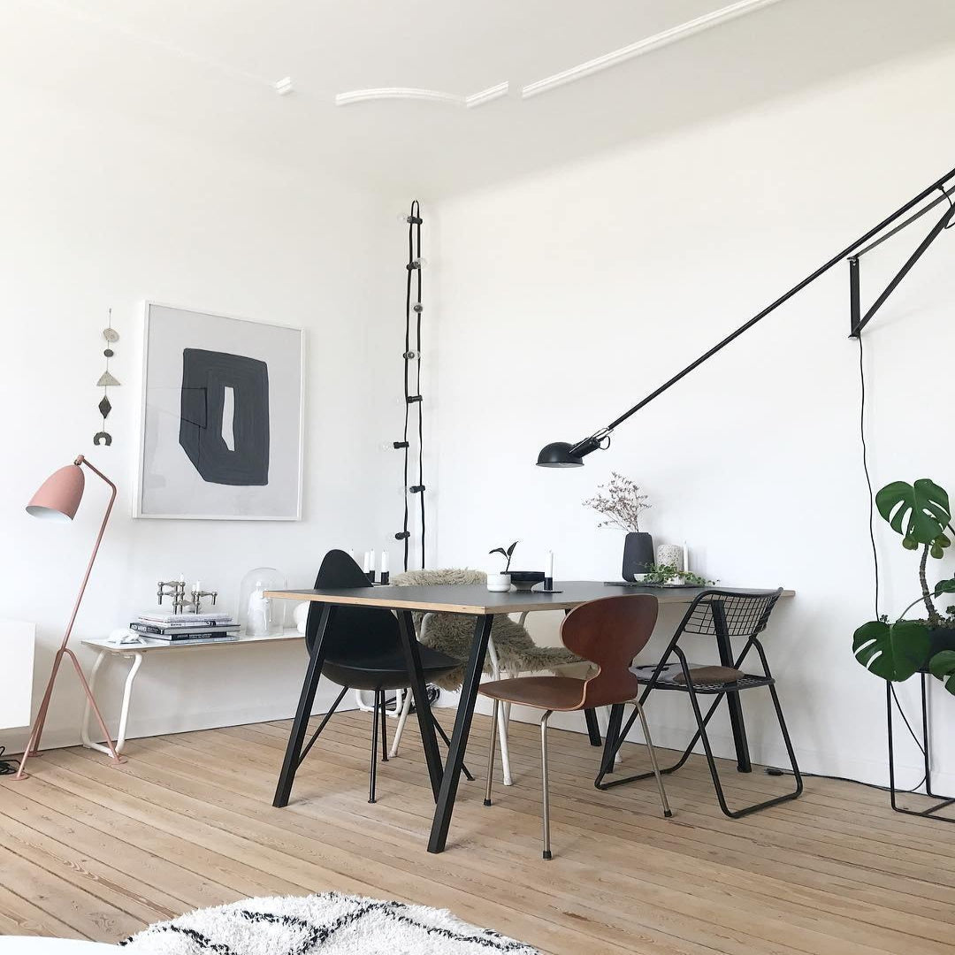 Versatile Wall-Mounted Lamp with Flexible Arm and Weight Balance