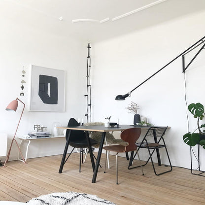 Versatile Wall-Mounted Lamp with Flexible Arm and Weight Balance