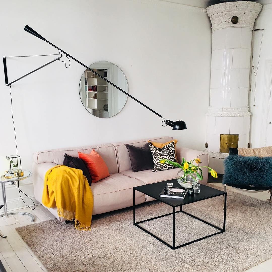 Versatile Wall-Mounted Lamp with Flexible Arm and Weight Balance