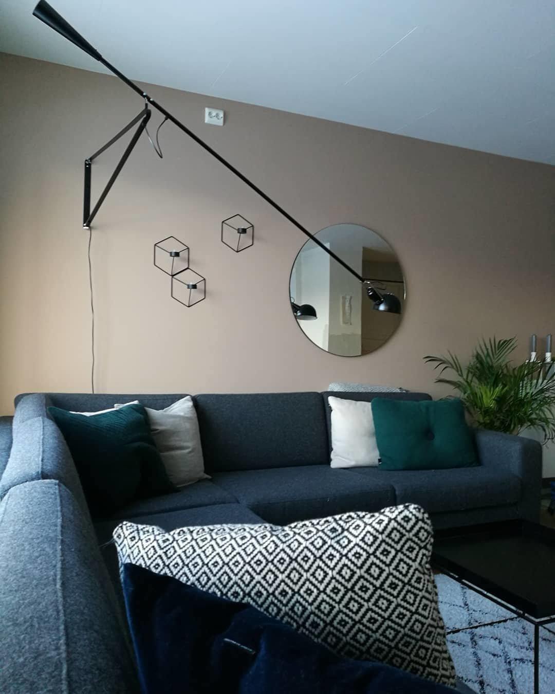 Versatile Wall-Mounted Lamp with Flexible Arm and Weight Balance