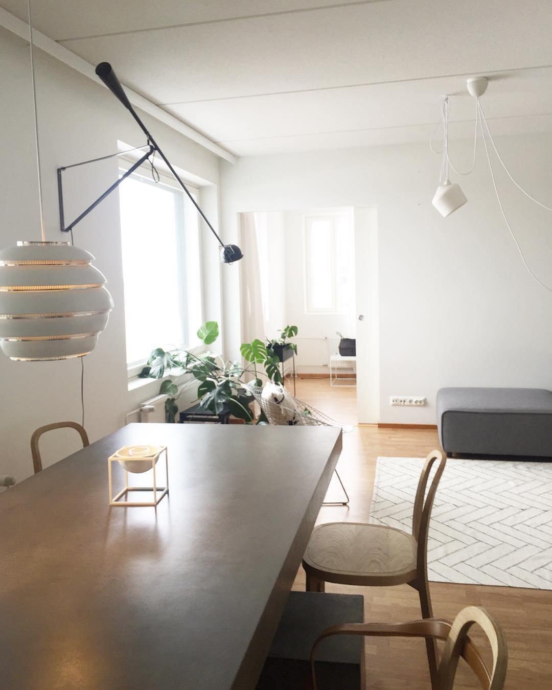 Versatile Wall-Mounted Lamp with Flexible Arm and Weight Balance