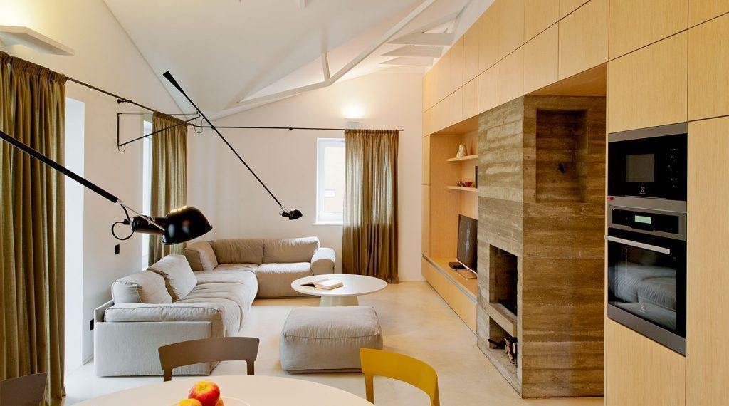 Versatile Wall-Mounted Lamp with Flexible Arm and Weight Balance