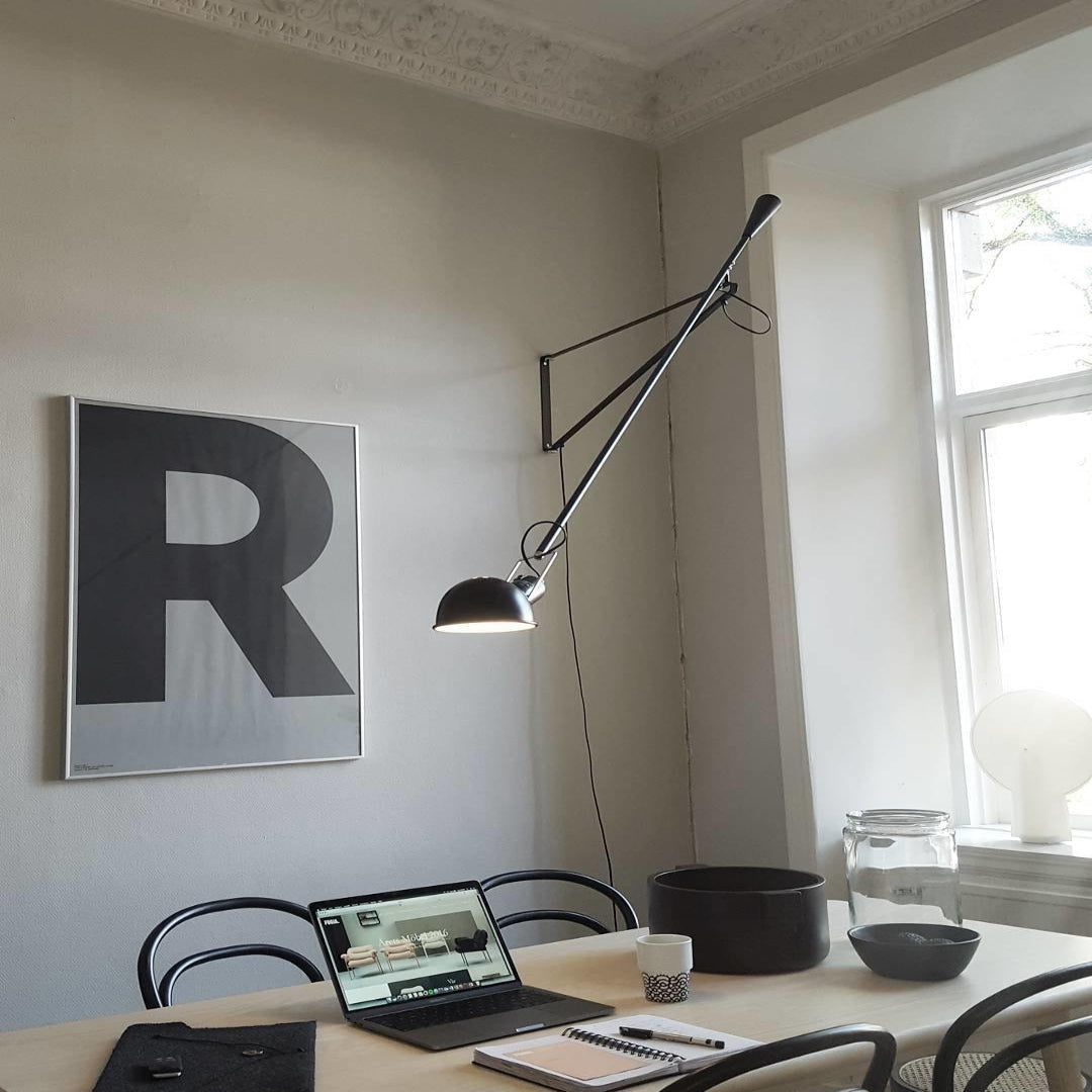 Versatile Wall-Mounted Lamp with Flexible Arm and Weight Balance
