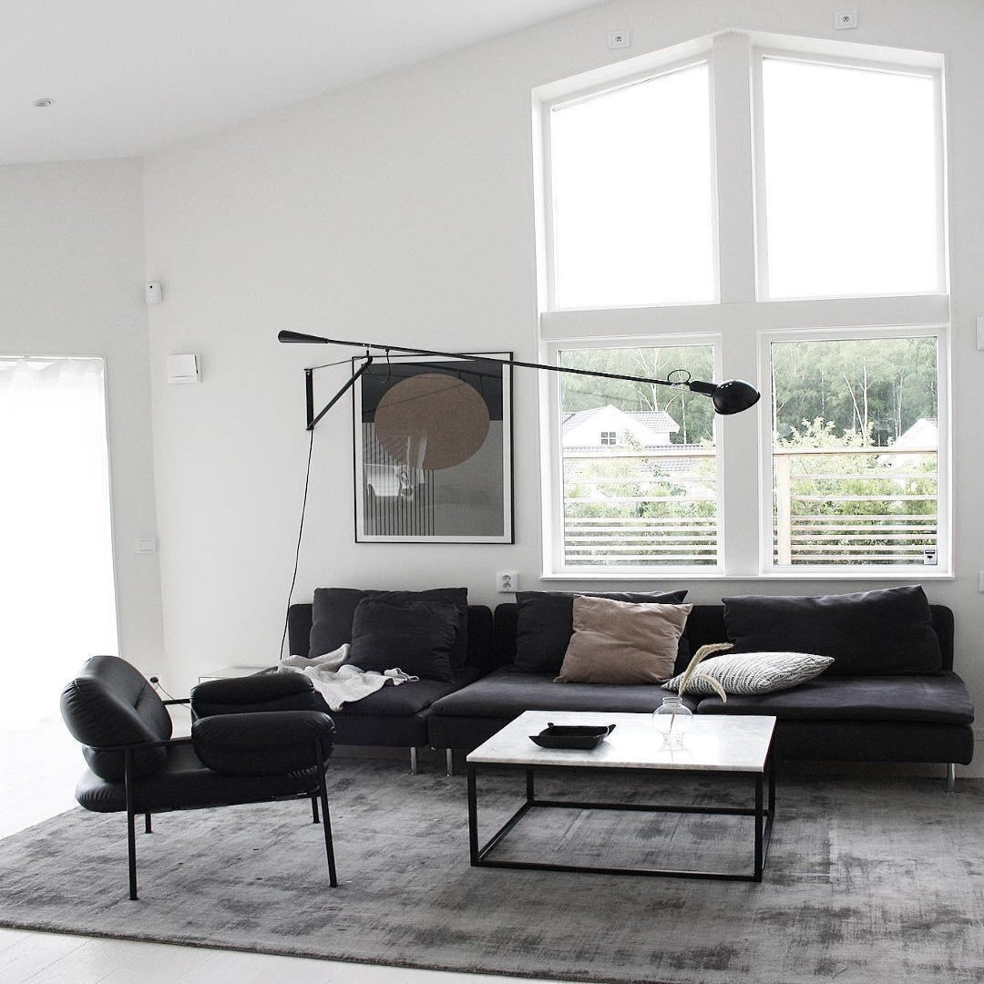 Versatile Wall-Mounted Lamp with Flexible Arm and Weight Balance