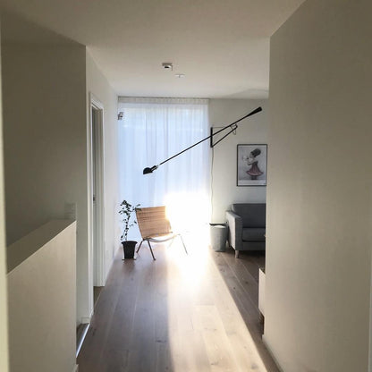 Versatile Wall-Mounted Lamp with Flexible Arm and Weight Balance