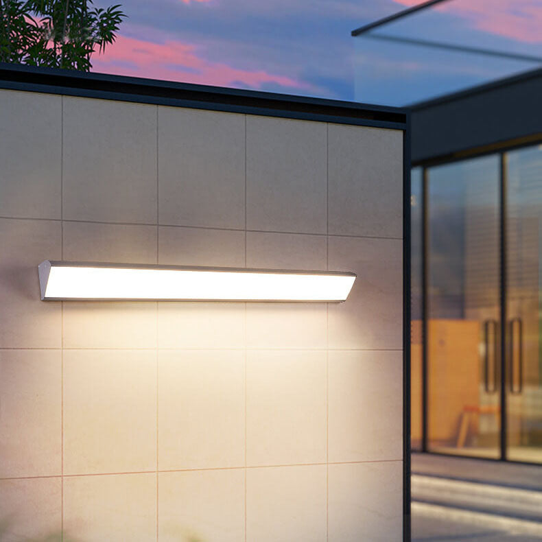 Sleek LED Wall Light Fixture - Modern Minimalist Style