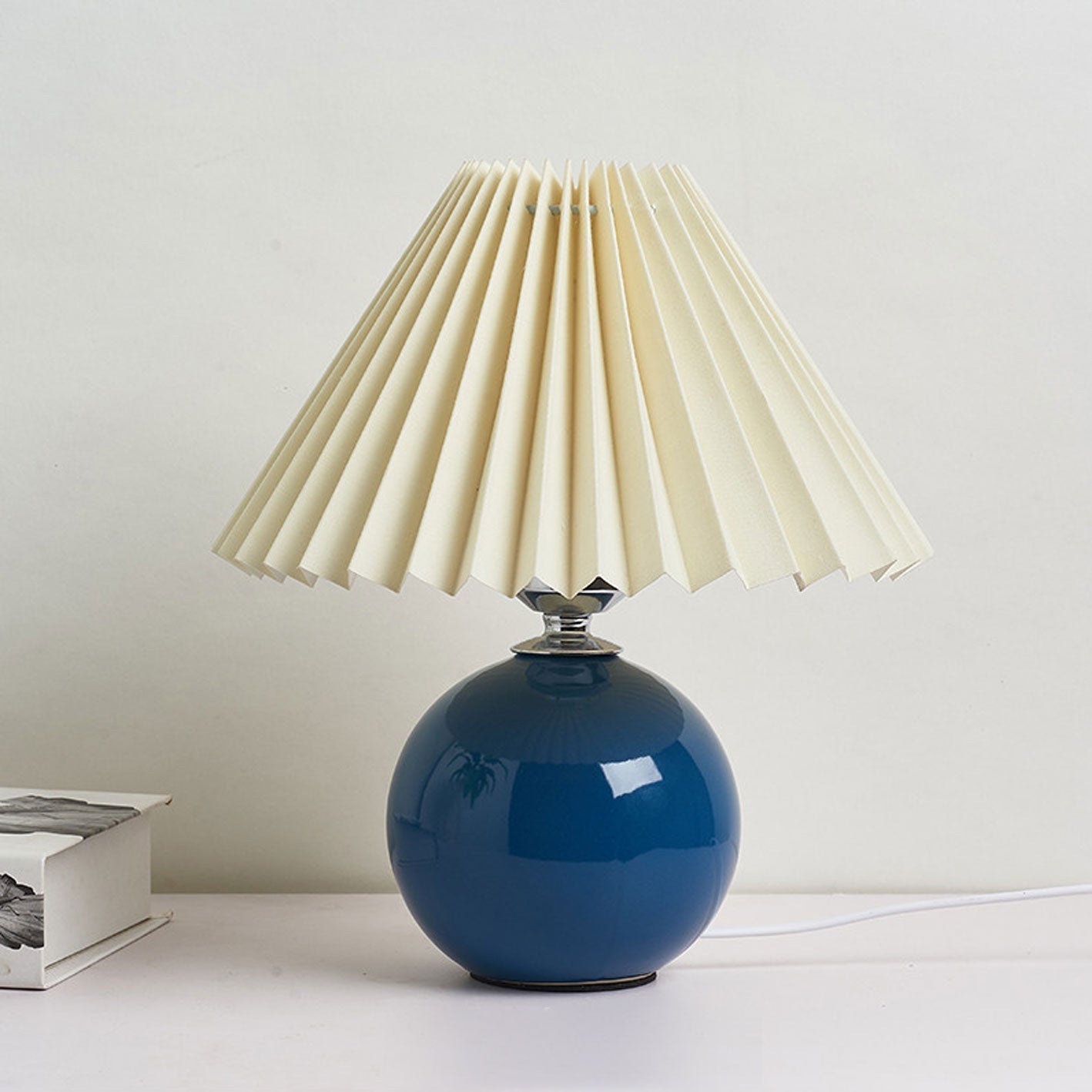 Elegant Ceramic Table Lamp with Minimalist Pleated Style