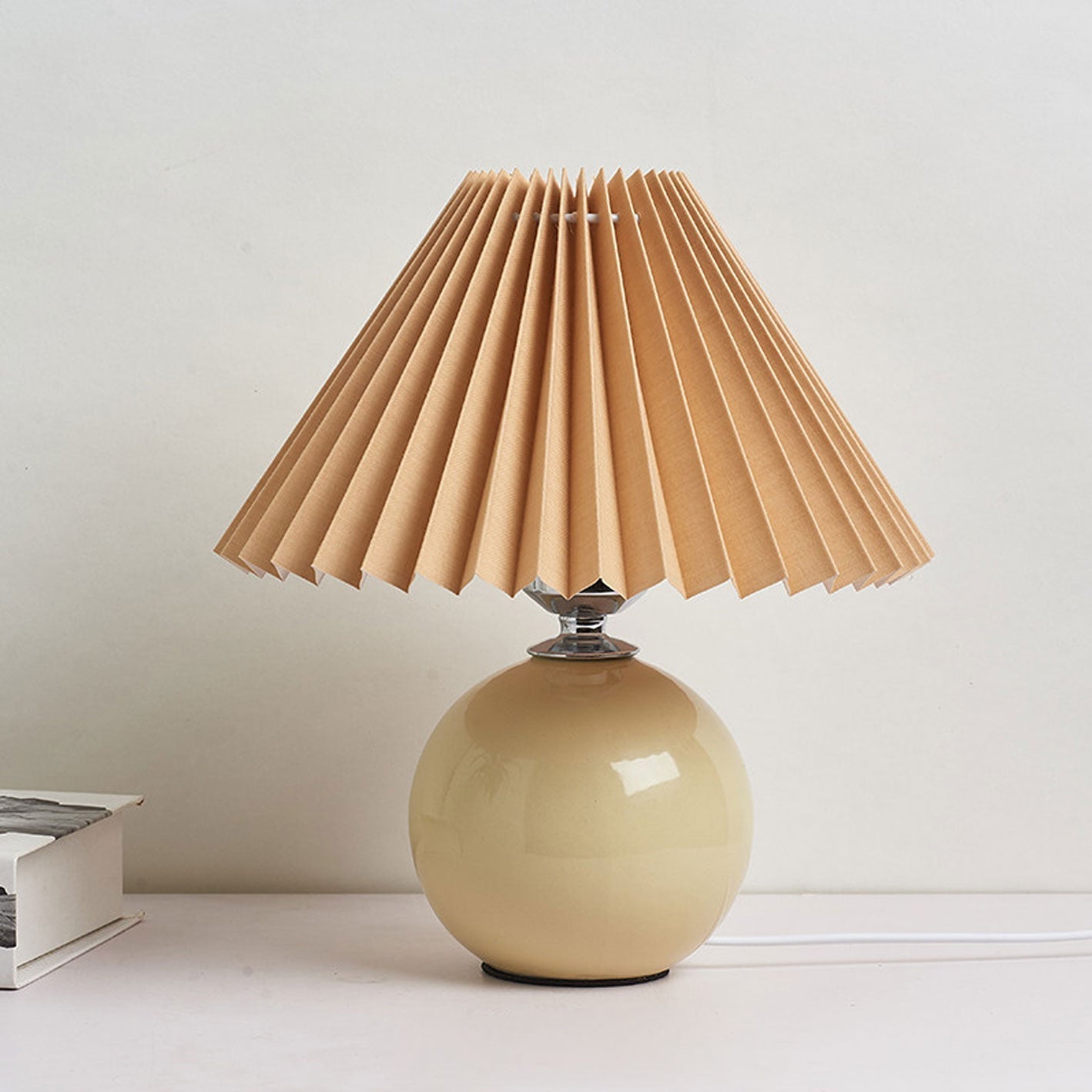 Elegant Ceramic Table Lamp with Minimalist Pleated Style
