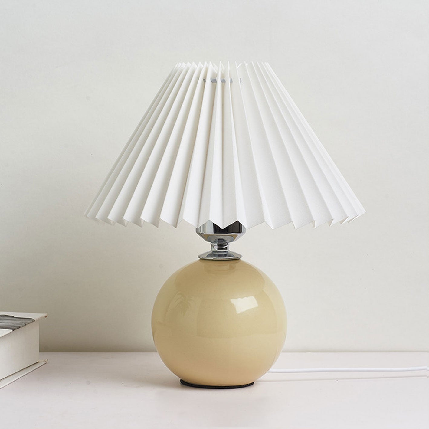 Elegant Ceramic Table Lamp with Minimalist Pleated Style
