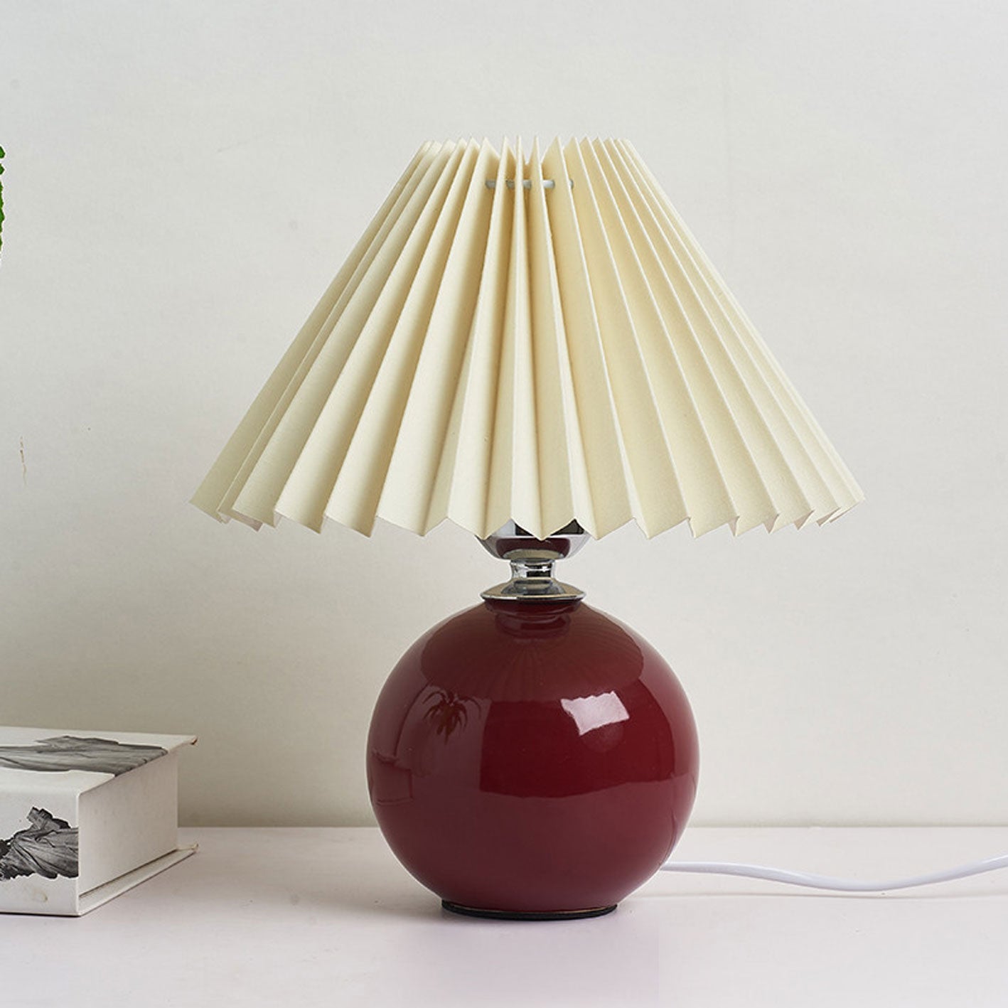 Elegant Ceramic Table Lamp with Minimalist Pleated Style