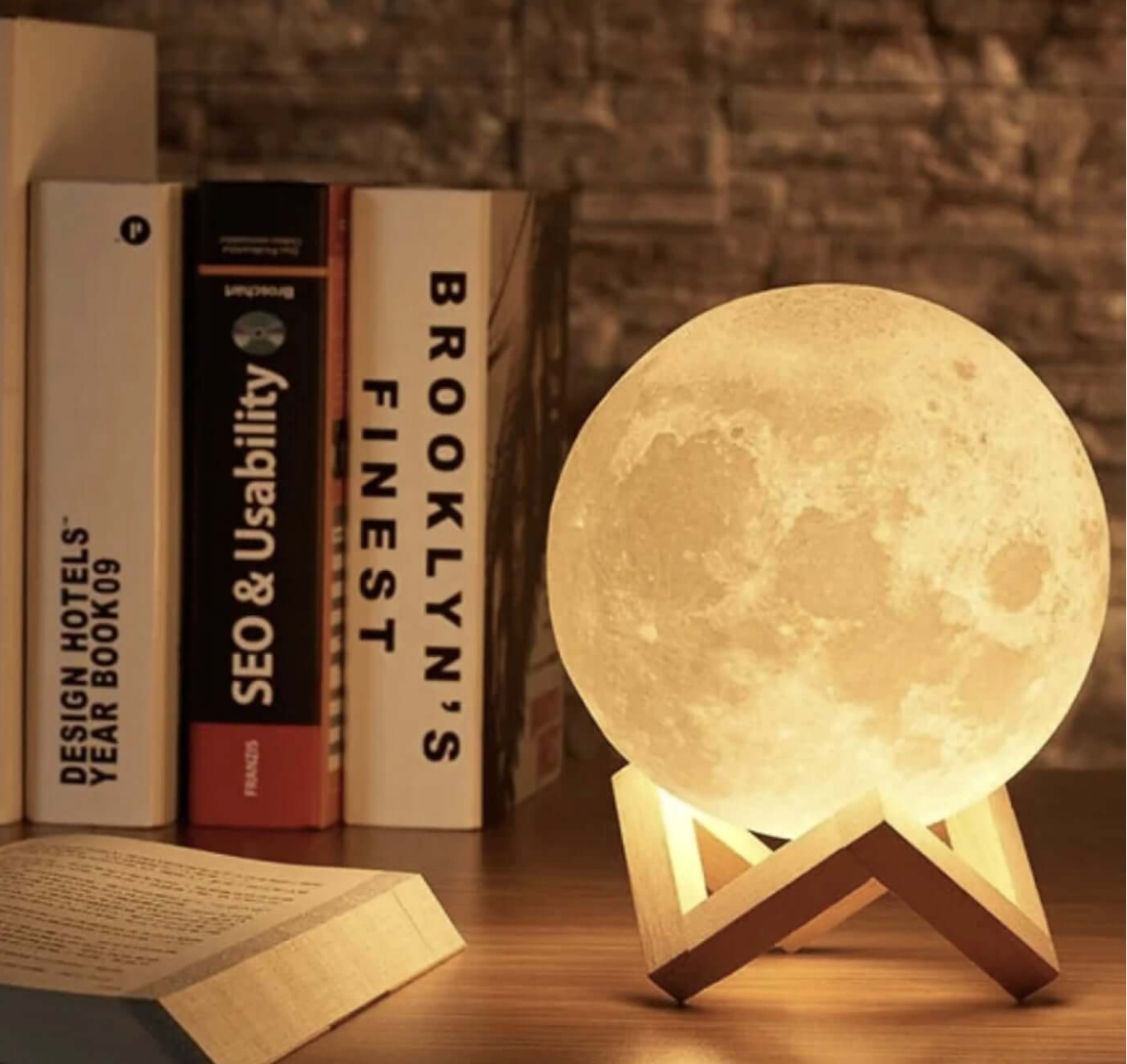 Moon-Shaped Table Lamp in Japandi Style