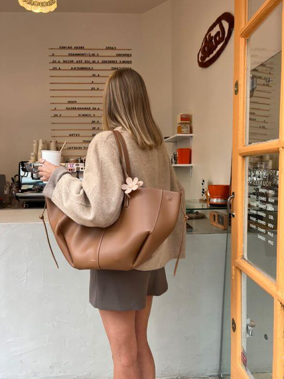 Women’s Spacious Shoulder Tote Bag with Secure Closure for Travel and Shopping