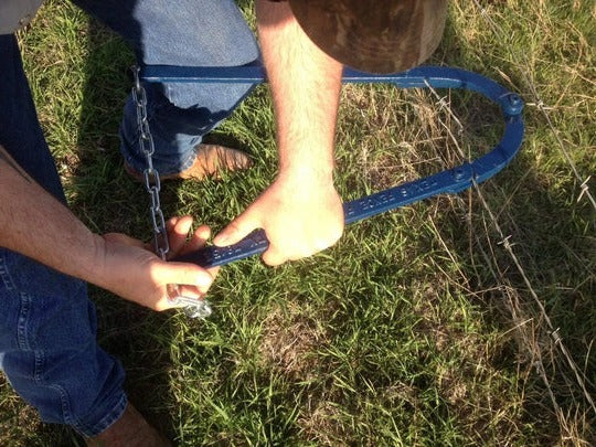 Effortless Fence Wire Tightening and Repair Tool for Fields