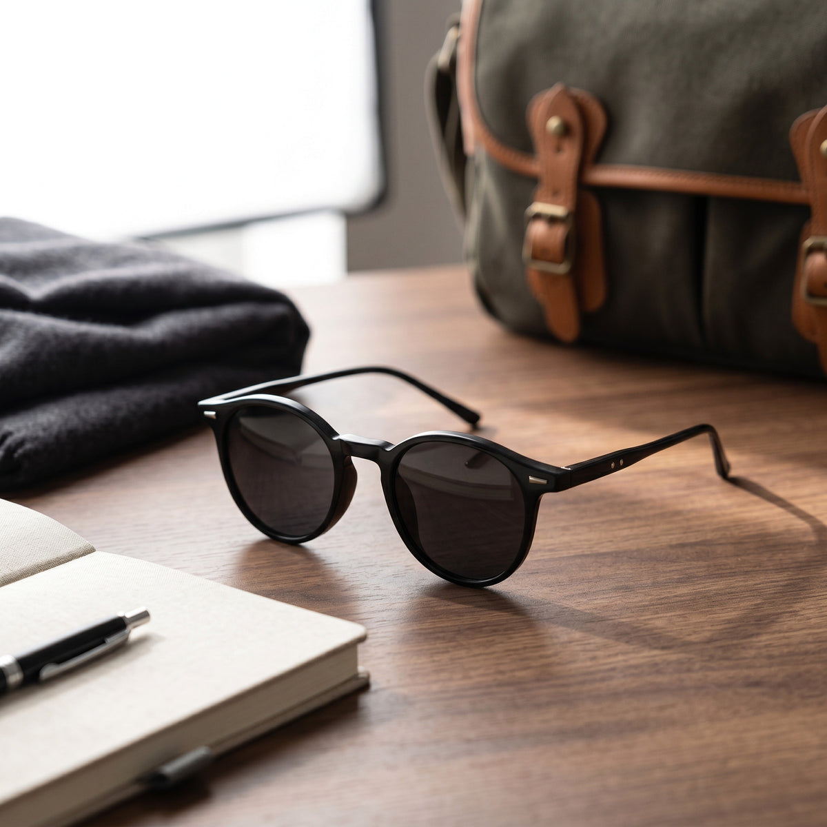 Vintage-Inspired Round Sunglasses with Stylish Tortoiseshell Design