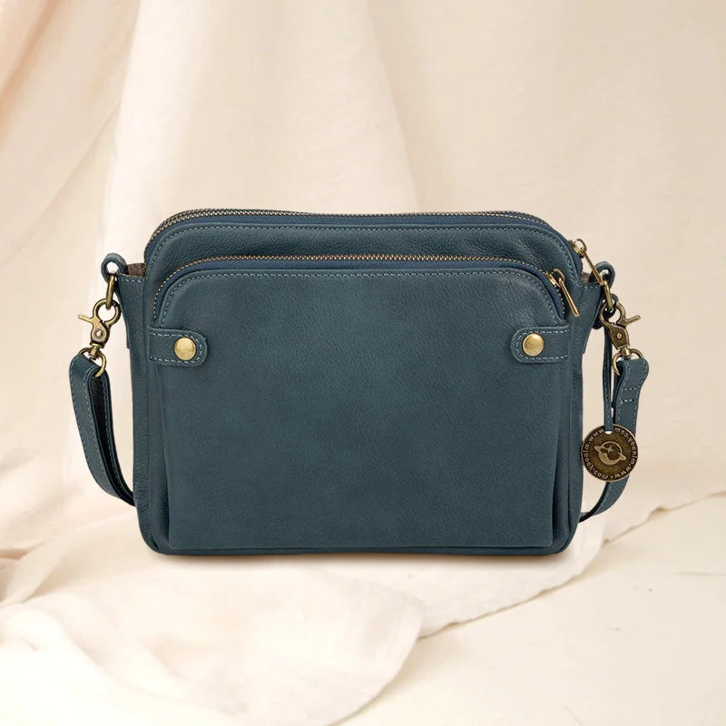 Elegant Leather Crossbody Bag with Versatile Straps and Card Holders