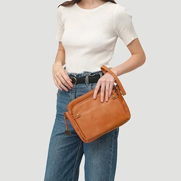 Elegant Leather Crossbody Bag with Versatile Straps and Card Holders