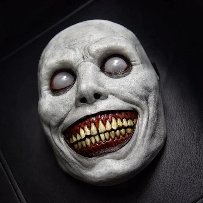 Chilling Grin Full Face Mask for Halloween Festivities